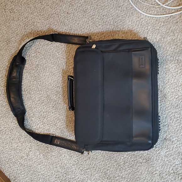 Targus Other - Like New Targus Laptop Messenger Bag, Black